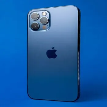 Iphone bleu de dos, sur fond bleu.