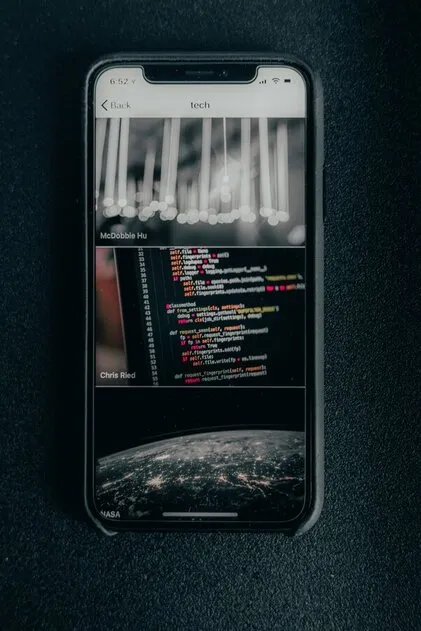 Iphone présentant trois images de technologies.