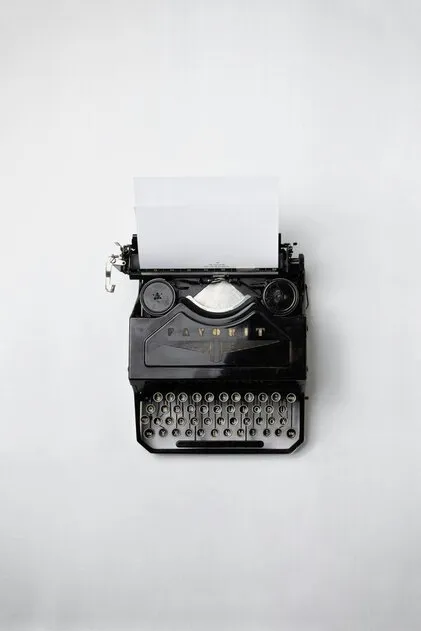 Machine à écrire noire sur un fond blanc.
